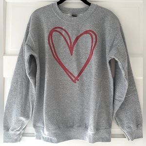 ❤️Cute cozy Heart sweatshirt by Gildan❤️